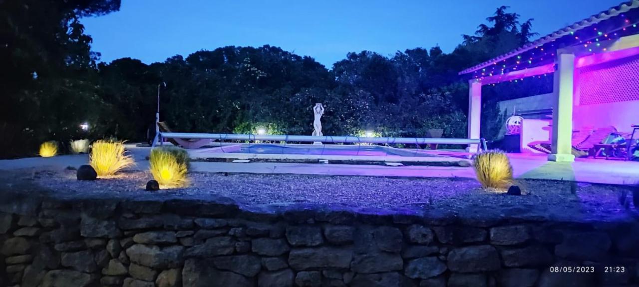 Offrez-Vous Un Sejour Dans Notre Gite A Entressen Une Grande Piscine Pour Se Rafraichir ,Un Espace De Jeux Pour Enfants Pour Des Heures De Divertissement Un Terrain De Petanque Pour Des Parties Endiablees المظهر الخارجي الصورة